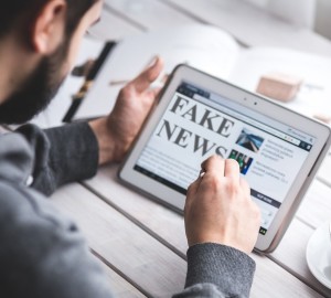 Mann mit Tablet: Fake News im Internet als Gefahrenquelle (Foto: pixabay.com, memyselfaneye )