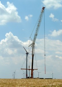 Montage einer Windenergie-Anlage: USA investieren stark in grüne Technik (Foto: HardyS, pixabay.com)