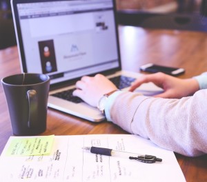 Arbeit am Computer: Work-Life-Balance zunehmend im Fokus (Foto: pixabay.com, StartupStockPhotos)