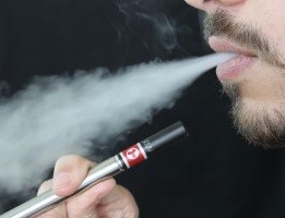 E-Zigarette: Dampfen ist laut Experten alles andere als harmlos (Foto: pixabay.com, Lindsay Fox)