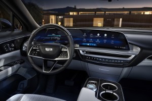 Display in einem Cadillac: UV-LEDs lassen Fingerabdrücke einfach verschwinden (Foto: gm.com)