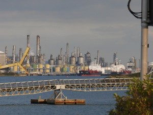Industriebetrieb in einem französischen Hafen: hohe Steuern belasten (Foto: Didier Aires/pixabay.de)