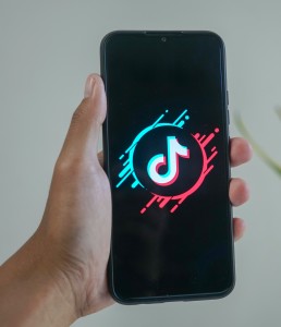 TikTok auf dem Smartphone: Portal setzt künftig auf E-Commerce (Foto: unsplash.com, Mourizal Zativa)