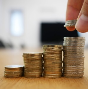 Münzen stapeln: Zinswende lässt weiterhin auf sich warten (Foto: pixabay.com, Raten-Kauf)