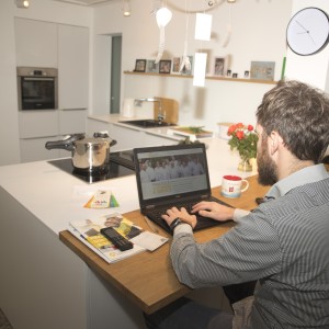 Mann am Laptop: Home-Office ist für viele ein attraktives Modell (Foto: pixabay.com, kueckhovener)