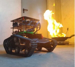 Prototyp des Feuerwehr-Roboters beim Einsatz im Testzentrum (Foto: Fernández Talavera, urjc.es)