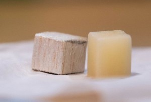 Klötzchen aus Holz (links) und der neue Holzwerkstoff (Foto: Gustavo Raskosky, rice.edu)