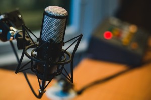 Mikrofon im Podcast-Studio: Inder vertrauen der Werbung (Foto: pixabay.com, StockSnap)