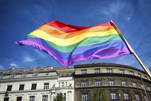 Regenbogenfahne: Bekenntnis zu LGBTQ bringt oft Probleme mit sich (Foto: Boris Štromar, pixabay.com)