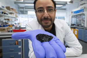 Forscher Adel Aljarid mit dem neuen Hydrogel aus Algenpulver und Graphen (Foto: sussex.ac.uk)