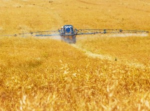 Ausbringen von Herbiziden auf einem Acker (Foto: pixabay.com, PublicDomainPictures)