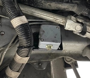 V2M-Box zur Geräuscherkennung unter dem Motorraum eines Fahrzeugs (Foto: v2mtech.com)