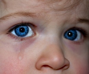 Weinendes Kind: Opioid-Krise in den USA betrifft auch die Kleinsten (Foto: pixabay.de/Myriams-Fotos)