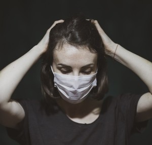 Frau mit Maske: COVID-19-Pandemie hatte Einfluss auf die Psyche (Foto: pixabay.com, Engin_Akyurt)