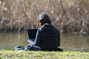 Draußen arbeiten: Flexible Arbeitsplatzwahl bedeutet Win-win (Foto: Philipp Rassel, pixabay.com)