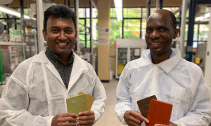 Dilan Robert (links) und Everson Kandare zeigen Proben der Fassadenverkleidung (Foto: rmit.edu.au)