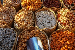 Marktstand: Kerne und Nüsse enthalten besonders viel Magnesium (Foto: Rolf Dobberstein, pixabay.com)