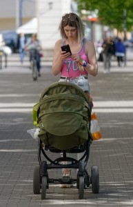 Mutter am Handy: Eltern sollten sich mehr auf ihre Kinder konzentrieren (Foto: Mircea, pixabay.com)