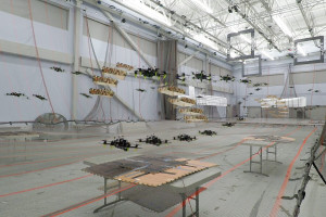 Drohnenschwarm bei einem Antikollisionstest in einer Versuchshalle des MIT (Foto: mit.edu)