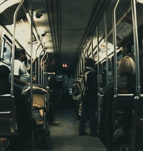 Pendlerzug: Befristet Beschäftigte kostet das sehr viel Zeit (Foto: pixabay.com, Pexels)