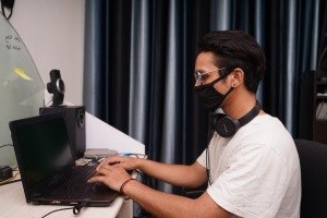 Teen vor dem Laptop: Pandemie und soziale Medien belasten (Foto: pixabay.com, Yogendra Singh)