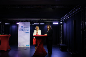 Sigrid Baum (links) und Ulrike Westkamp warten auf die Preisträger (Foto: WeselMarketing)