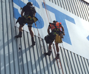 Sichere Montage von Bannern und Plakaten (Foto: Industrie Kletterer Hamburg)