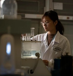 Pharmazeutin Huyen Phan im Labor für die Organoid-Züchtung (Foto: sydney.edu.au) Pharmazeutin Huyen Phan im Labor für die Organoid-Züchtung (Foto: sydney.edu.au)