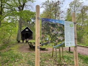 Uffbasse! Wimmelbild am Wanderparkplatz Drei Eichen in Bad Dürkheim (Foto: Pfalz.Touristik e.V.)