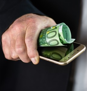 Geld per Smartphone überweisen: für immer mehr Ältere ganz normal (Foto: pixabay.com, fotoblend)