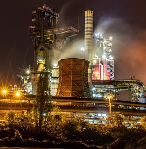 Stahlkocher in Duisburg: Industrie brechen die Aufträge im März weg (Foto: pixabay.com, herbert2512)