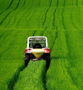 Traktor auf dem Feld: EU sollte Importabhängigkeit reduzieren (Foto: pixabay.com, wurliburli)