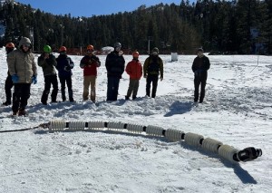 Vier Meter lange Roboterschlange: das JPL-Projekt-Team mit dem 