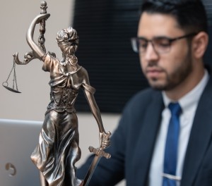 Justitia und Hinweisgeber: Gesetz in Deutschland verabschiedet (Foto: pixabay.com, advogadoaguilar)