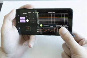 Von den Forschern zum Blutdruckmesser umfunktioniertes Smartphone (Foto: ucsd.edu)