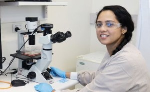 Pharmakologin und Forschungsleiterin Taskeen Janjua in ihrem Labor (Foto: uq.edu.au)