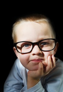 Kurzsichtiges Kind: Atropin hilft laut Studie effektiv (Foto: pixabay.com, PublicDomainPictures)