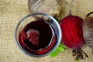 Roter-Rüben-Saft: Gefäße verengen sich dadurch weniger (Foto: pixabay.com, congerdesign)