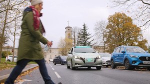 Interaktion zwischen vermeitlich fahrerlosem Auto und einer Fußgängerin (Foto: nottingham.ac.uk)