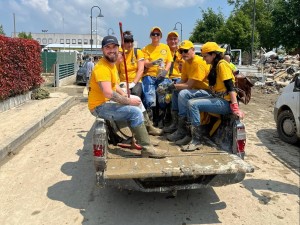 Ehrenamtliche Scientology-Geistliche im Einsatz (Foto: Scientology Italien)