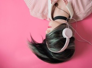 Junge Frau hört Musik: Maschinelles Lernen hat Hits parat (Foto: pixabay.com, whoalice-moore)