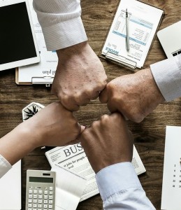 Zusammenhalt: Verbündete im Vorstand halten erfolglose CEOs (Foto: pixabay.com, Mohamed_hassan)