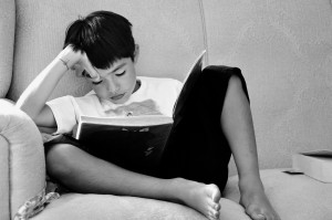 Lesender Junge: Das ist oftmals mehr als nur reines Vergnügen (Foto: pixabay.de, Sofia Lopez Olalde)