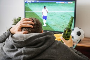 Fan vor dem TV: Verhalten verändert sich zunehmend (Foto: pixabay.com, Jan Vasek) Fan vor dem TV: Verhalten verändert sich zunehmend (Foto: pixabay.com, Jan Vasek)
