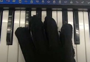 Robo-Handschuh am Piano (Foto: M Lin, R Paul, M Abd, J Jones, D Dieujuste, H Chim, E Engeberg)