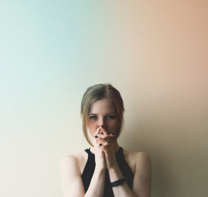 Junge Frau: Gen Z verlangt neue Strategien im Social-Media-Marketing (Foto: pixabay.com, StockSnap) Junge Frau: Gen Z verlangt neue Strategien im Social-Media-Marketing (Foto: pixabay.com, StockSnap)