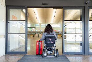 Mit dem Elektro-Rollstuhl ins Flugzeug (Foto: ackerblau OG)