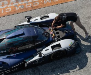 Letzte Vorbereitungen fürs Schnellladen der Rennwagen-Batterie (Foto: Charlie Acuna/TU Eindhoven) Letzte Vorbereitungen fürs Schnellladen der Rennwagen-Batterie (Foto: Charlie Acuna/TU Eindhoven)