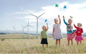 Kinder vor Windrad - (c) Jürgen Pletterbauer
