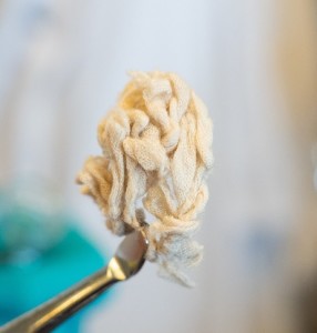 Aus Mischgewebe extrahierte Baumwollfasern (Foto: Bettina Illemann Larsen, science.ku.dk) Aus Mischgewebe extrahierte Baumwollfasern (Foto: Bettina Illemann Larsen, science.ku.dk)